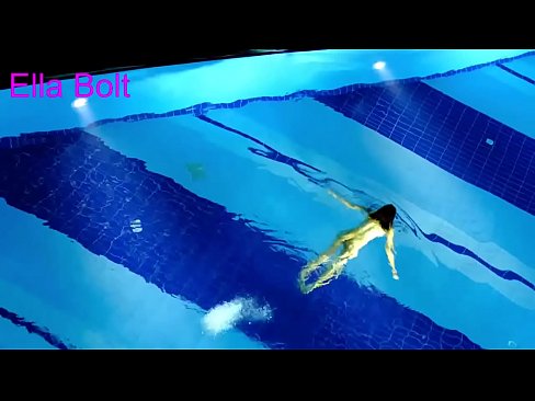 ❤️ Não consigo parar de ver, jovem loira apanhada a nadar nua na piscina da estância balnear ELLA BOLT Porno de qualidade em pt.123sex.ru ❌️❤
