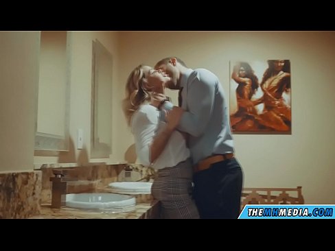 ❤️ Quando uma loira peituda o seduz numa casa de banho pública Porno de qualidade em pt.123sex.ru ❌️❤